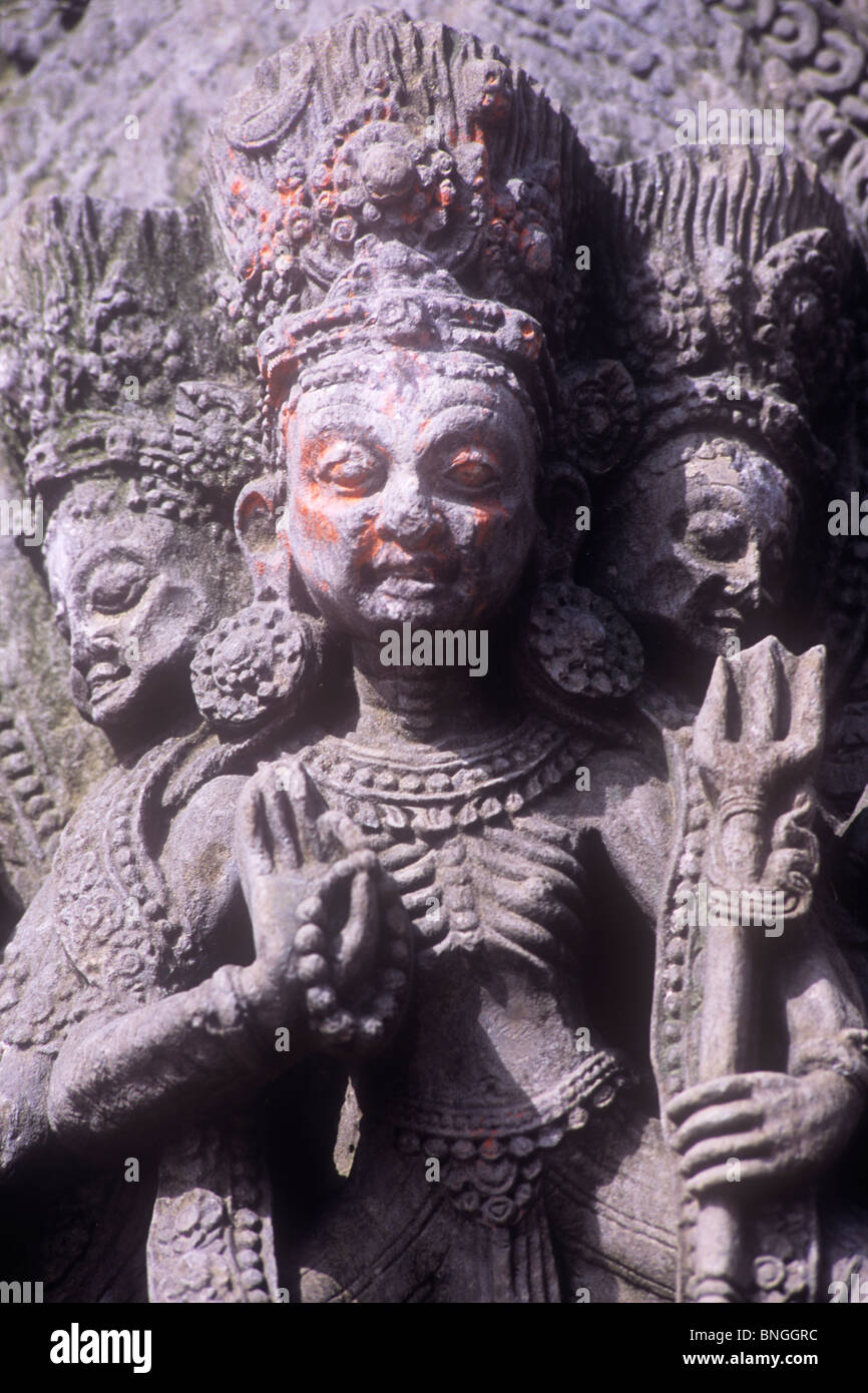 Statue in Nepal, die die trimurti darstellt, die Hindu `supreme ist` Brahma, Shiva, Vishnu. Stockfoto